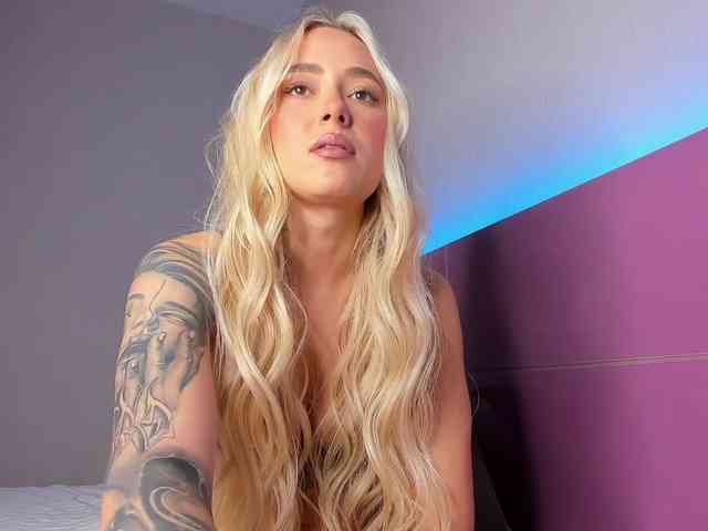 NaughtyBlond4 webcam