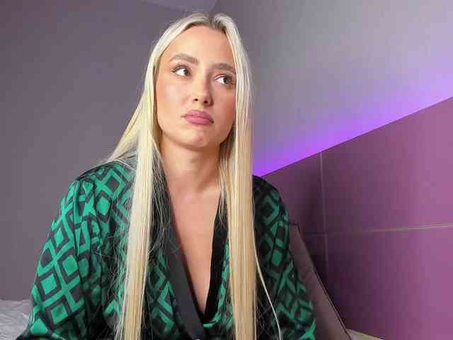 NaughtyBlond4 webcam