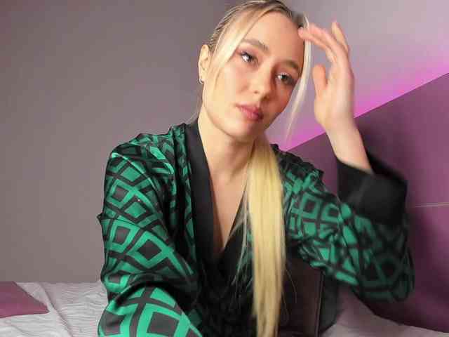 NaughtyBlond4 webcam