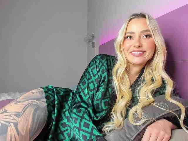 NaughtyBlond4 webcam