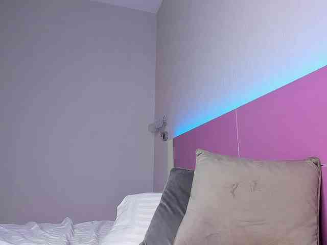 NaughtyBlond4 webcam