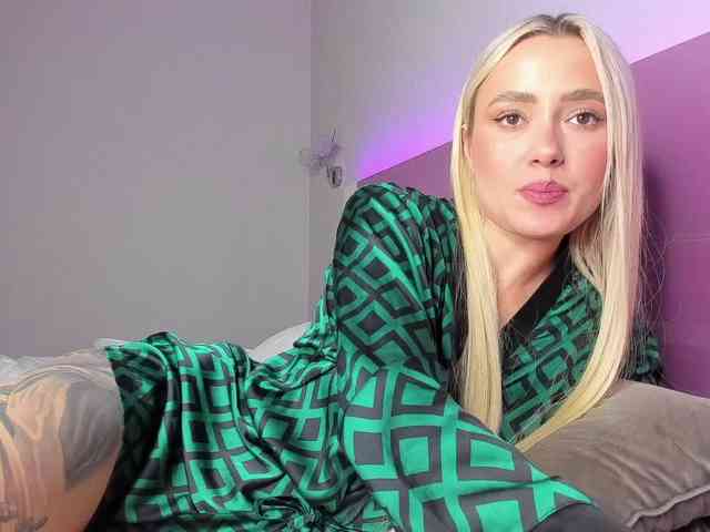 NaughtyBlond4 webcam