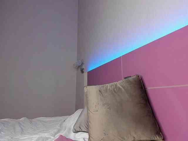 NaughtyBlond4 webcam