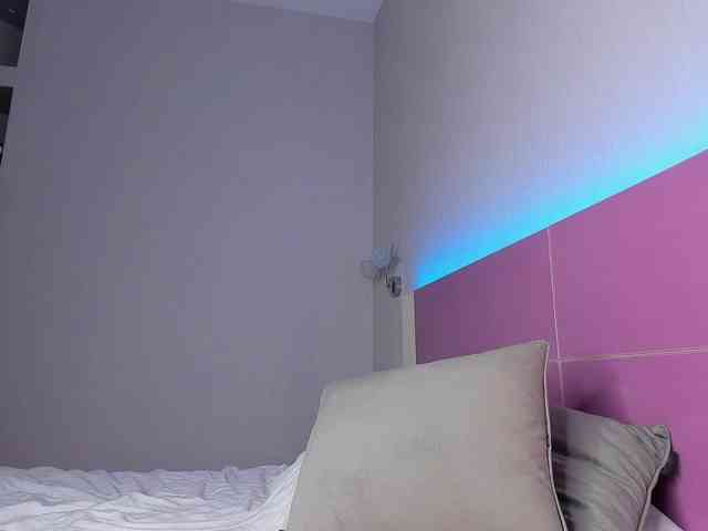 NaughtyBlond4 webcam