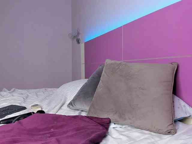 NaughtyBlond4 webcam