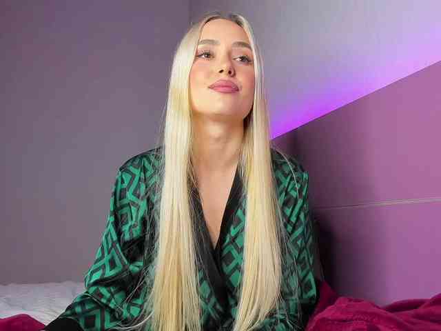 NaughtyBlond4 webcam