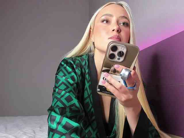NaughtyBlond4 webcam