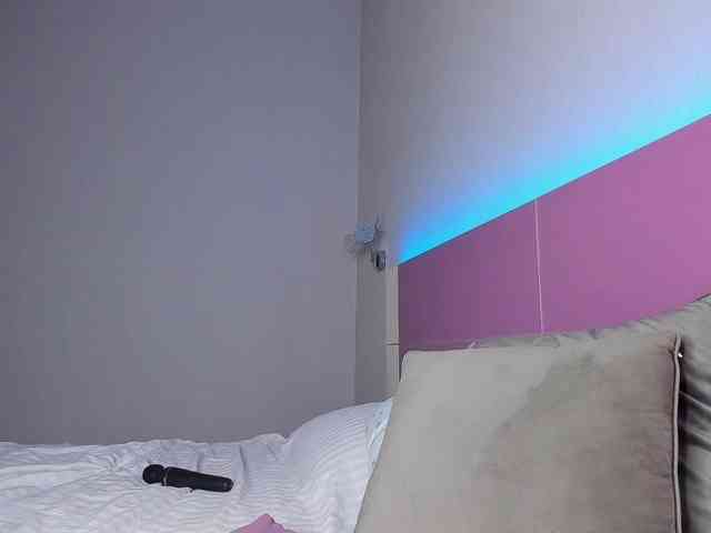 NaughtyBlond4 webcam