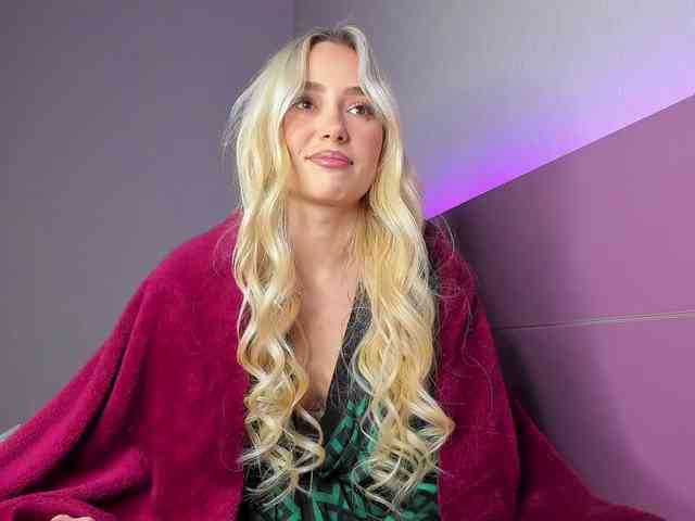 NaughtyBlond4 webcam