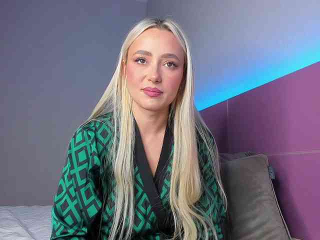 NaughtyBlond4 webcam