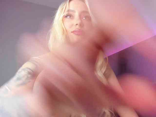 NaughtyBlond4 webcam
