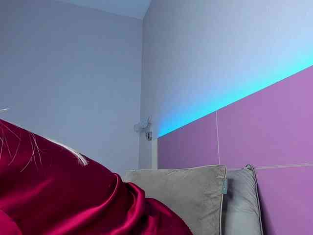 NaughtyBlond4 webcam