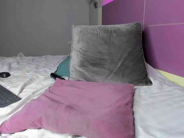 NaughtyBlond4 webcam