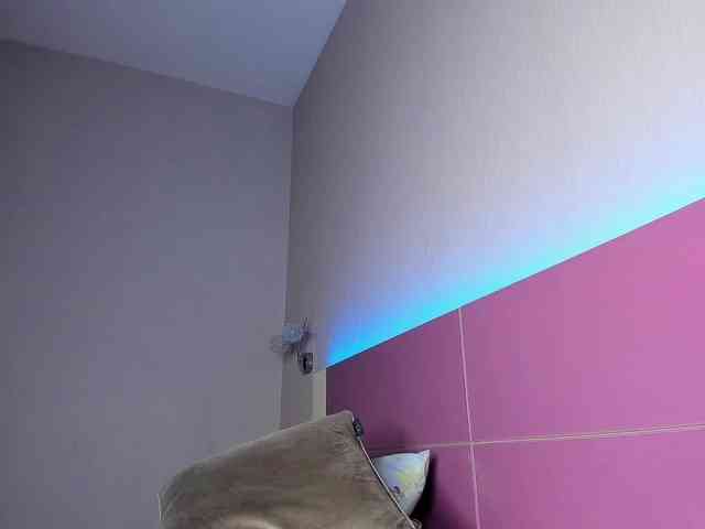 NaughtyBlond4 webcam