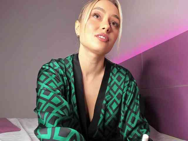 NaughtyBlond4 webcam