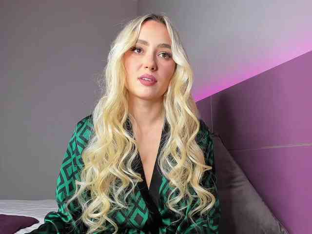 NaughtyBlond4 webcam