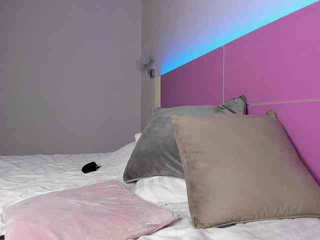 NaughtyBlond4 webcam