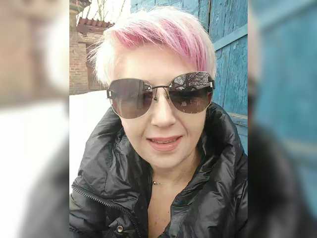 BUSINKA-25's BongaCams show and profile