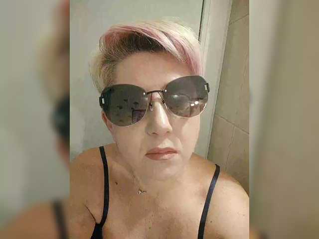 BUSINKA-25's BongaCams show and profile