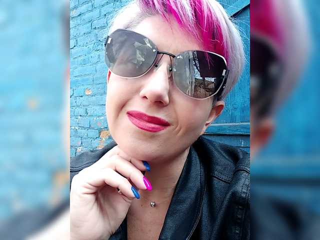 BUSINKA-25's BongaCams show and profile