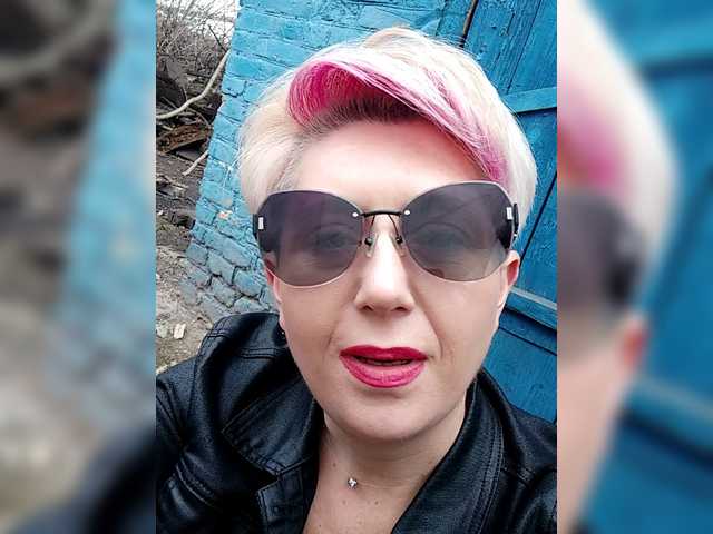 BUSINKA-25's BongaCams show and profile