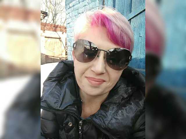 BUSINKA-25's BongaCams show and profile