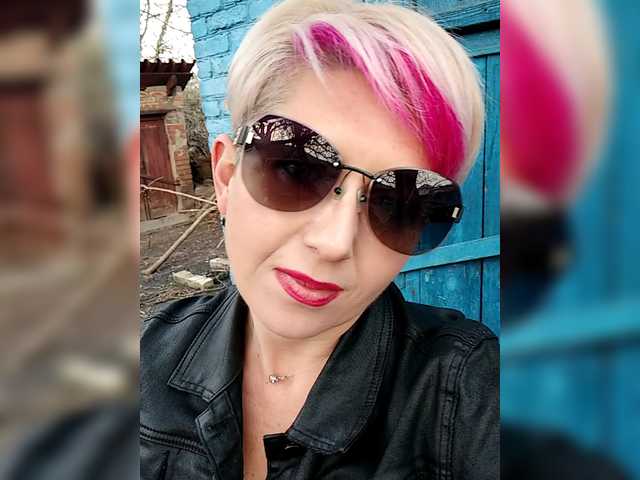 BUSINKA-25's BongaCams show and profile