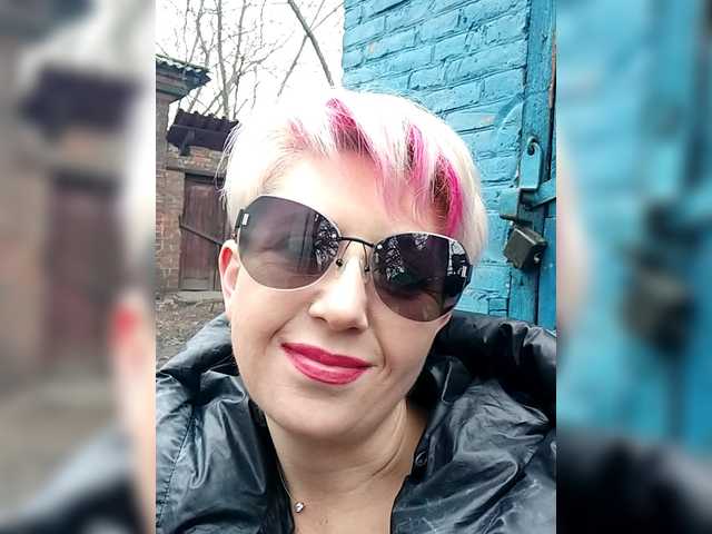 BUSINKA-25's BongaCams show and profile