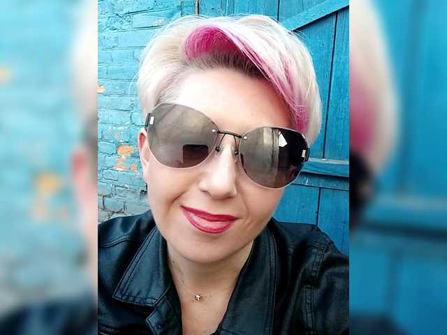 BUSINKA-25's BongaCams show and profile