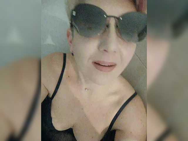 BUSINKA-25's BongaCams show and profile