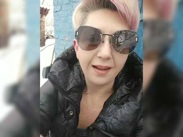 BUSINKA-25's BongaCams show and profile