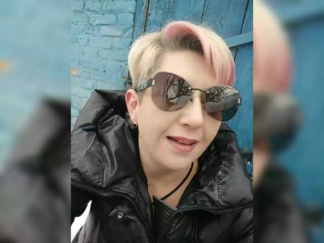 BUSINKA-25's BongaCams show and profile