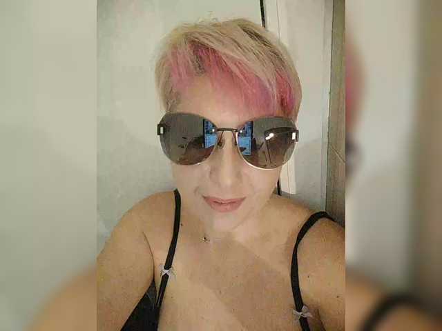 BUSINKA-25's BongaCams show and profile