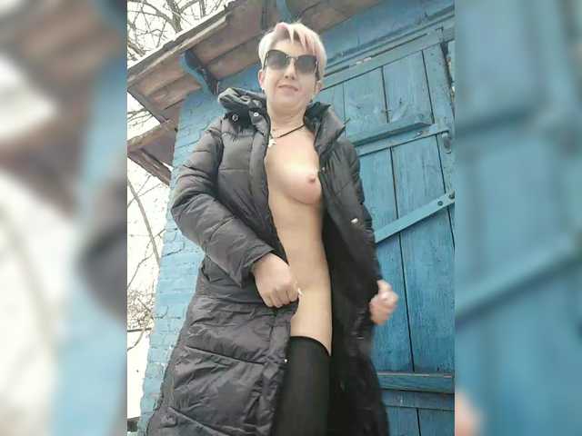 BUSINKA-25's BongaCams show and profile