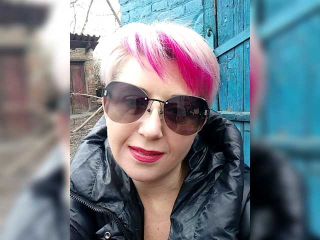 BUSINKA-25's BongaCams show and profile