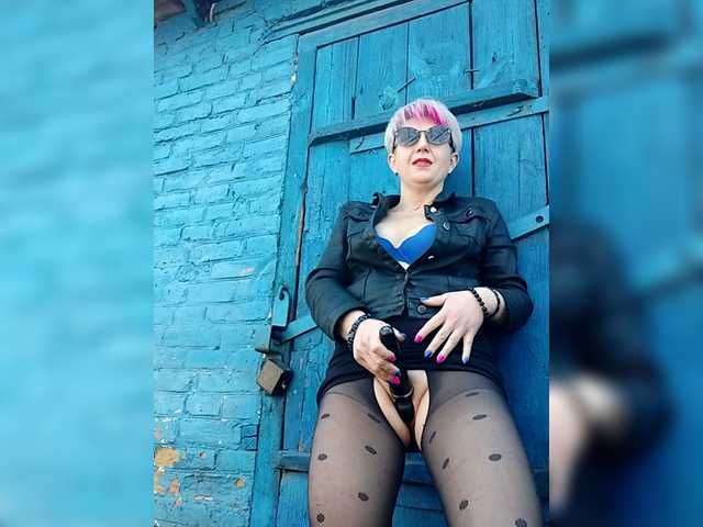 BUSINKA-25's BongaCams show and profile