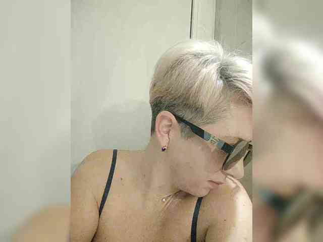 BUSINKA-25 Live Webcam on BongaCams