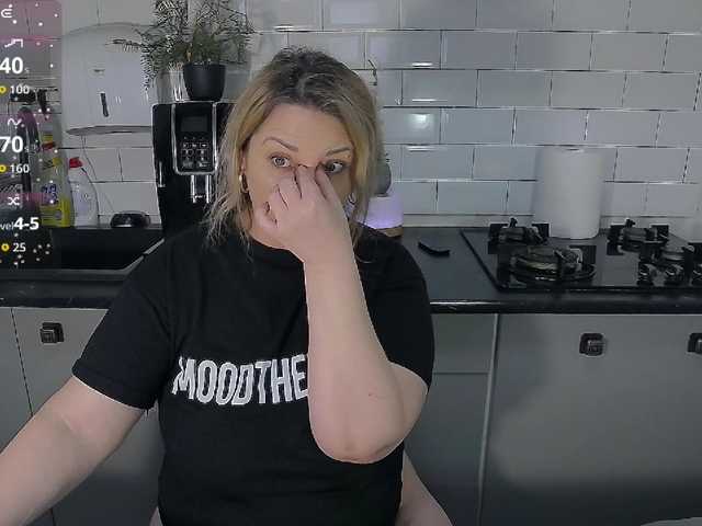 EllaSwan's BongaCams show and profile