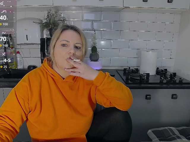 EllaSwan's BongaCams show and profile