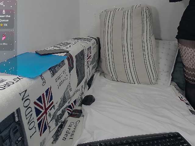 EllaSwan's BongaCams show and profile