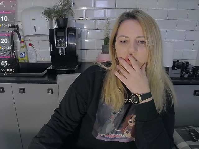 EllaSwan's BongaCams show and profile