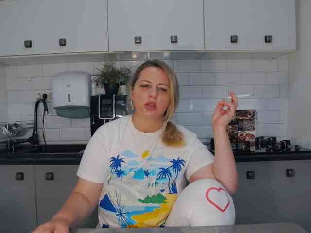 EllaSwan webcam