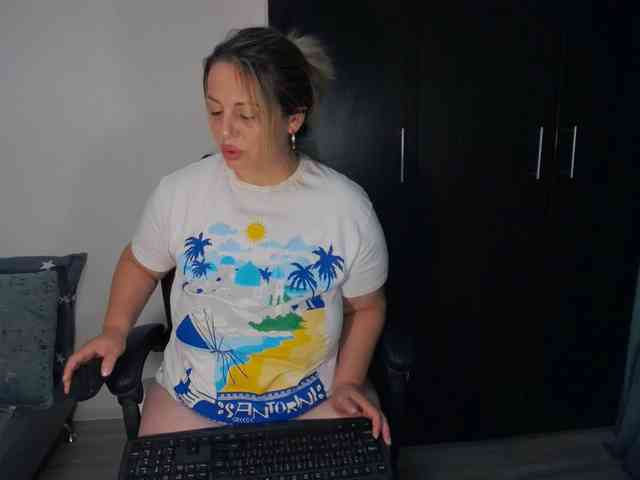 EllaSwan webcam