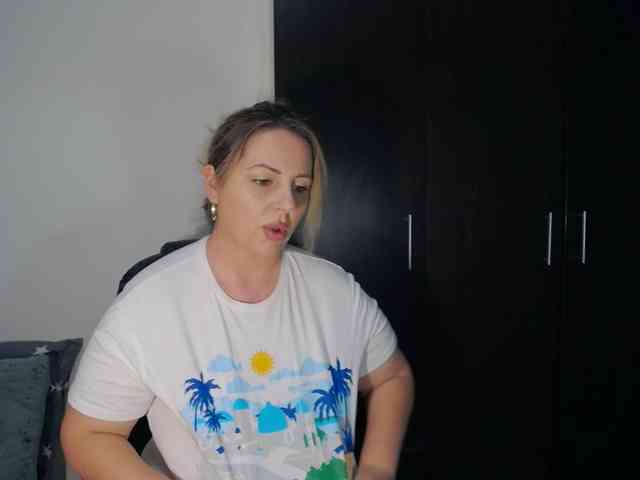 EllaSwan webcam