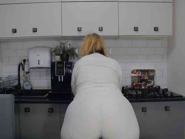 EllaSwan webcam