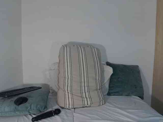 EllaSwan webcam