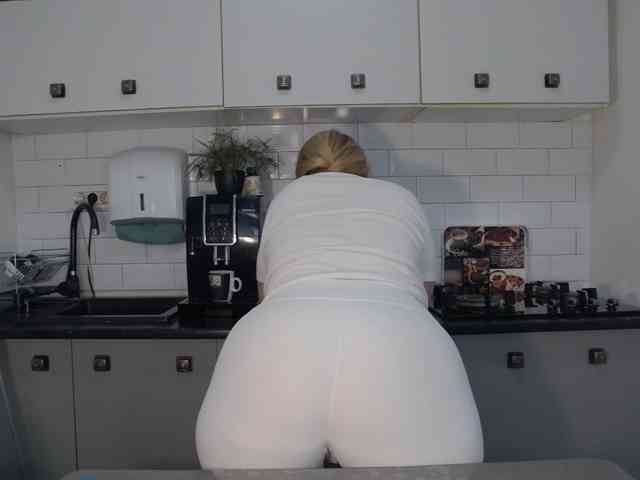 EllaSwan webcam