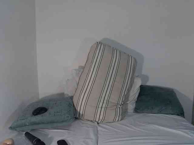 EllaSwan webcam