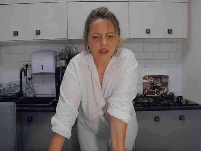 EllaSwan webcam