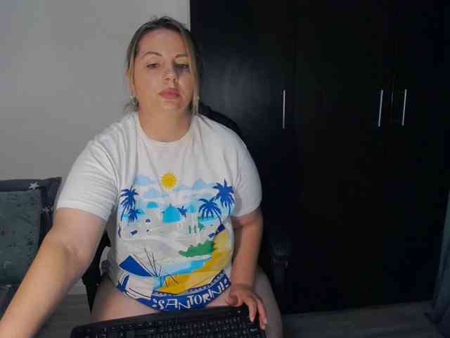 EllaSwan webcam